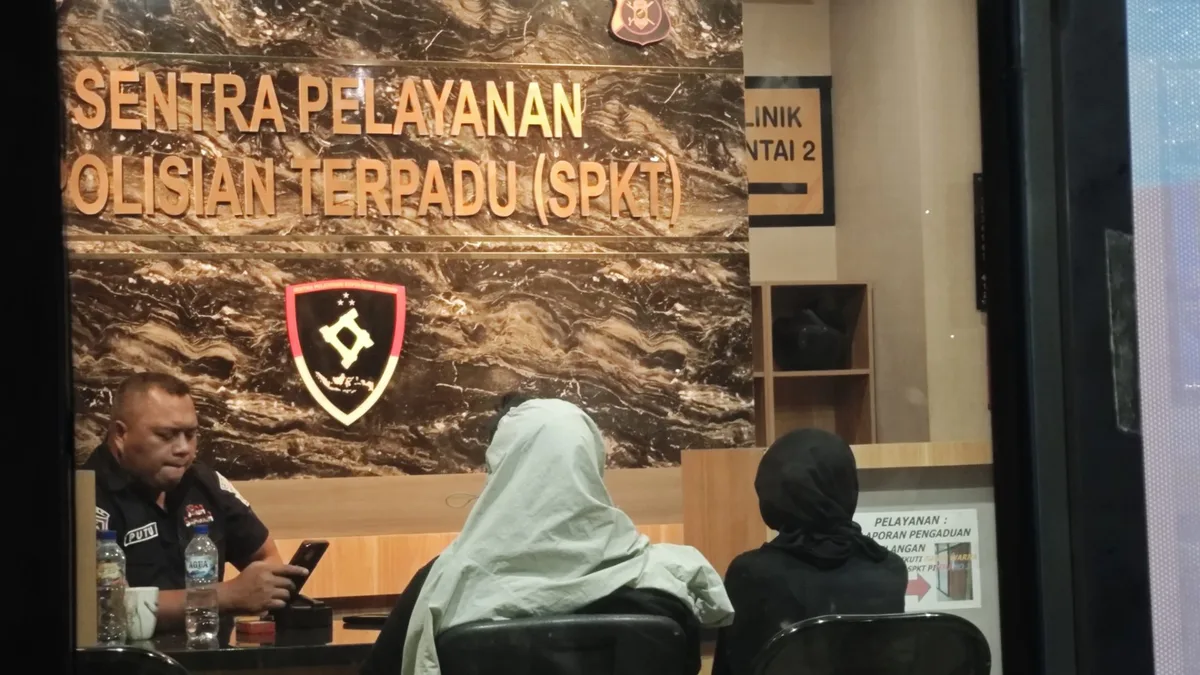 Sepasang muda-mudi saat di periksa SPKT Polresta Samarinda (Adnan Abdul/KoranKaltim.com)