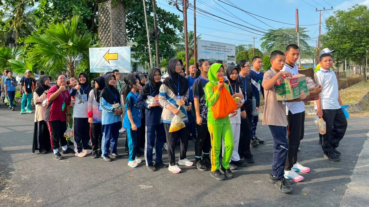 Siswa SMAN 10 Samarinda ketika bersiap membagikan makanan hingga sembako di sekitaran sekolah. (Foto: Ayu/Korankaltim.com)