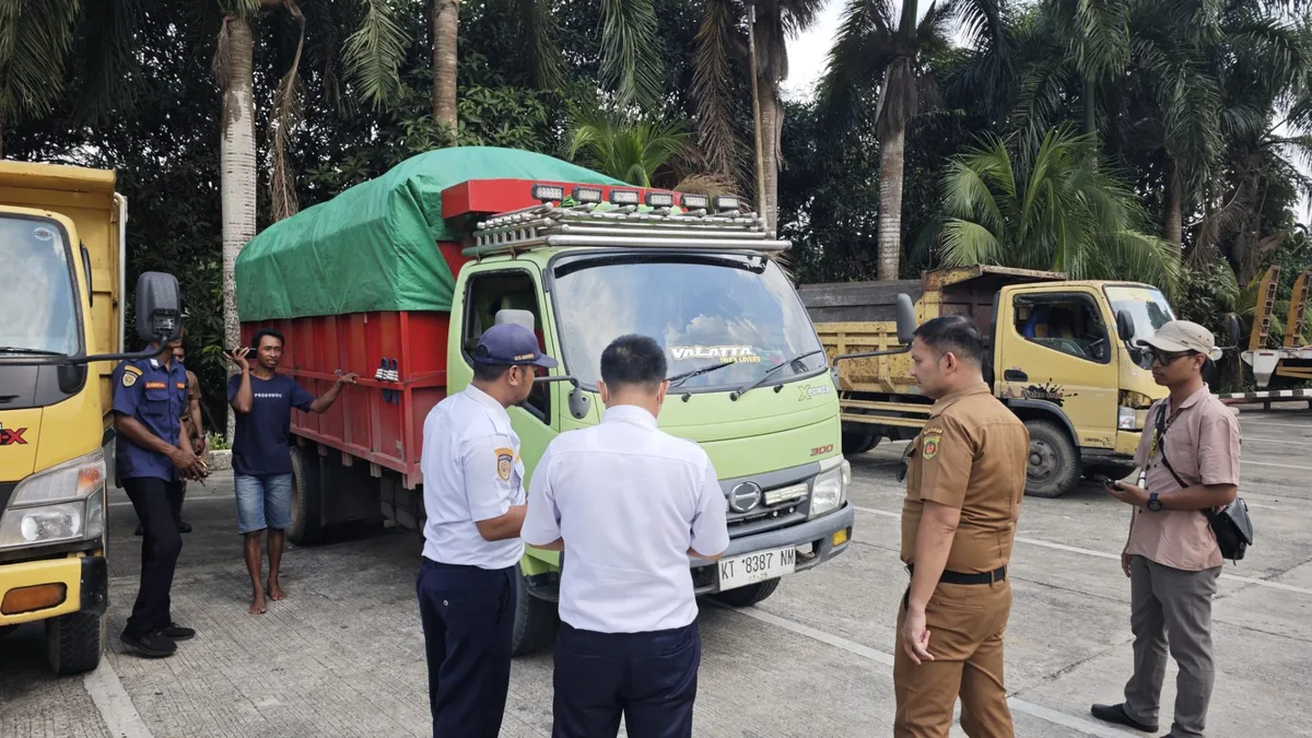 Petugas Dishub Kota Samarinda saat melakukan razia di kawasan Jalan HM Ardan Ring Road III, Kamis (30/7/2026). (Adnan Abdul/Korankaltim.com)