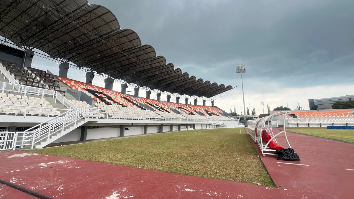 Bagian dalam Stadion Segiri Samarinda yang tengah dipersiapkan untuk memenuhi standar penyelenggaraan pertandingan nasional maupun internasional, termasuk peningkatan sistem pencahayaan. (Ayu/KoranKaltim.com)