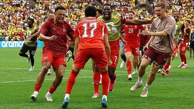 Kegembiraan di akhir drama adu penalti usai Vargas memastikan langkah Swiss ke 8 Besar menyingkirkan Kolombia. (Foto: Gettyimages)