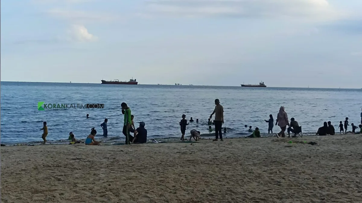 Salah satu destinasi wisata pantai yang sering dikunjungi wisatawan di Kaltim. (Foto: Surya/Korankaltim.com)