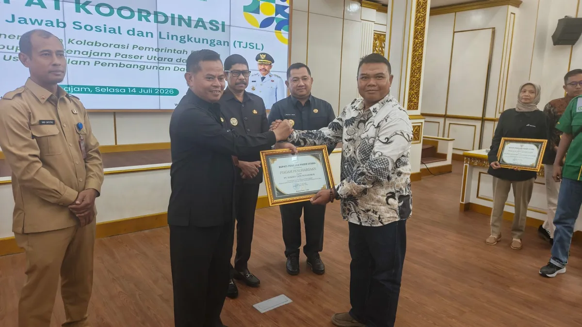 Bupati PPU, Mudyat Noor saat menyerahkan penghargaan kepada manajemen PT WKP dan PT STN di Lantai III Pemkab PPU. (istimewa)