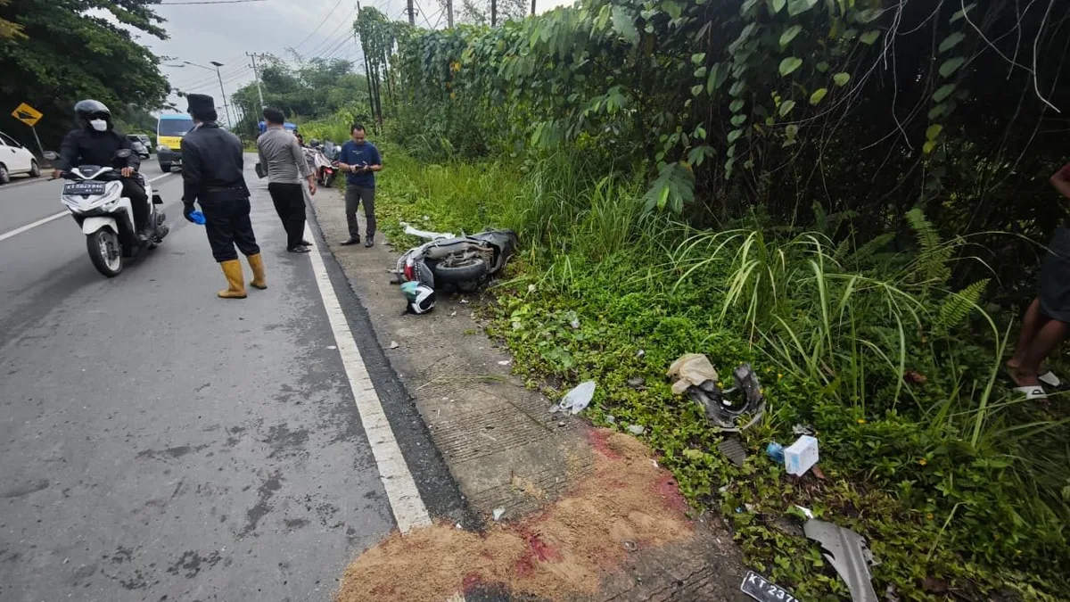 Satlantas Polresta Samarinda saat melakukan olah TKP. (Adnan Abdul/KoranKaltim.com)
