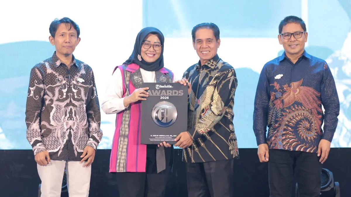Ketua DPRD Kota Samarinda Helmi Abdullah menerima penghargaan sebagai Tokoh Pengawal Sinergi Eksekutif-Legislatif dalam ajang Tribun Kaltim Award 2026. (Foto: Dok.DPRD Samarinda)