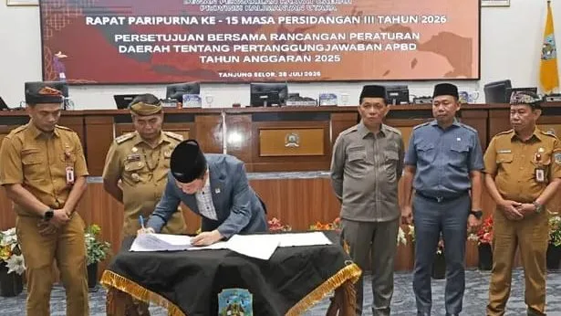 Ketua DPRD Kaltara, Achmad Djufrie, saat menandatangani dokumen Persetujuan Bersama Raperda Pertanggungjawaban Pelaksanaan APBD 2025. (Foto: Istimewa)
