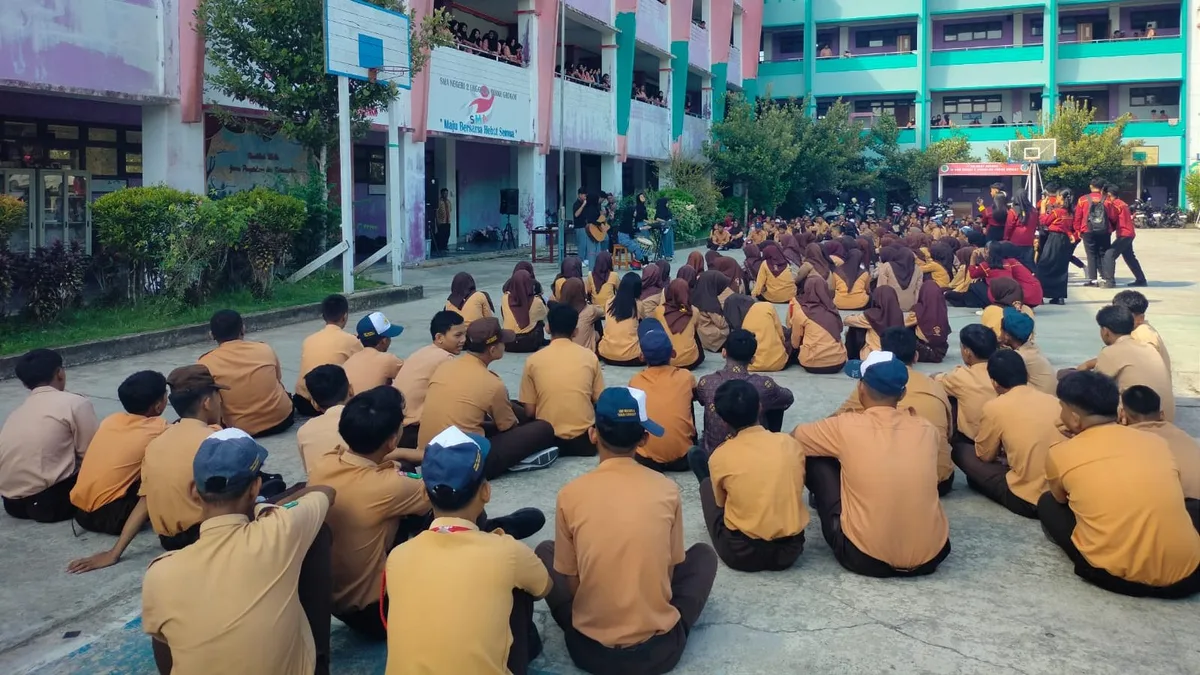 Penampilan siswa saat MPLS di SMAN 2 Tanah Grogot. (Dwi Cahyo / Korankaltim.com)