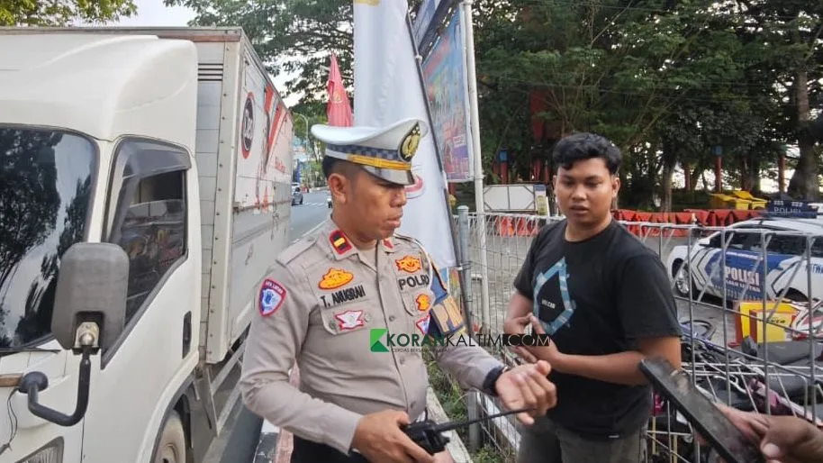 Sopir truk saat ditilang oleh petugas Satlantas Polresta Samarinda. (Foto: Adnan Abdul/Korankaltim.com)