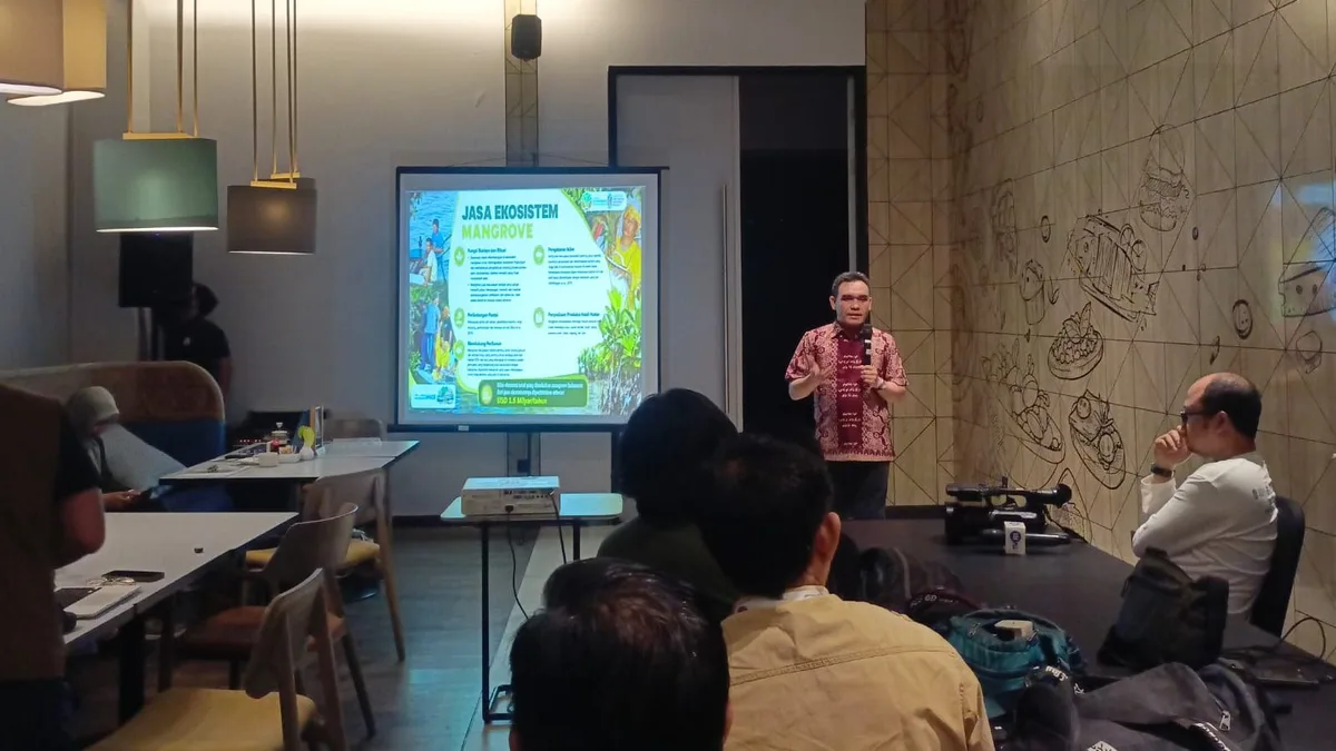 Pemaparan Manajer M4CR PPIU Kaltim, Asman Aziz, terkait upaya rehabilitasi dan kondisi mangrove di Kaltim (Surya/Korankaltim.com )