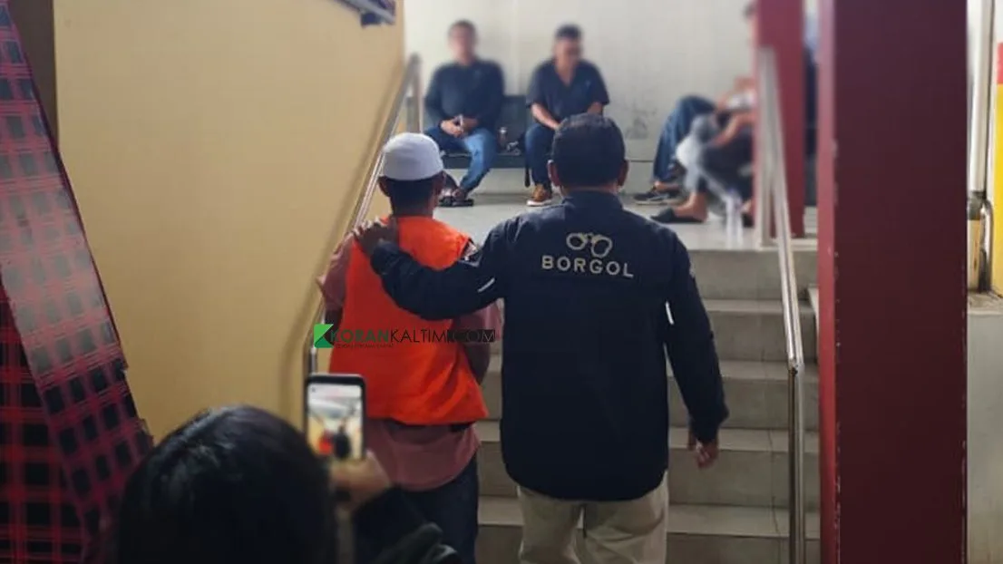 Terdakwa Venom saat kembali ke rutan setelah melakukan persidangan di Pengadilan Negeri Samarinda. (Foto: Adnan Abdul/KoranKaltim.com)