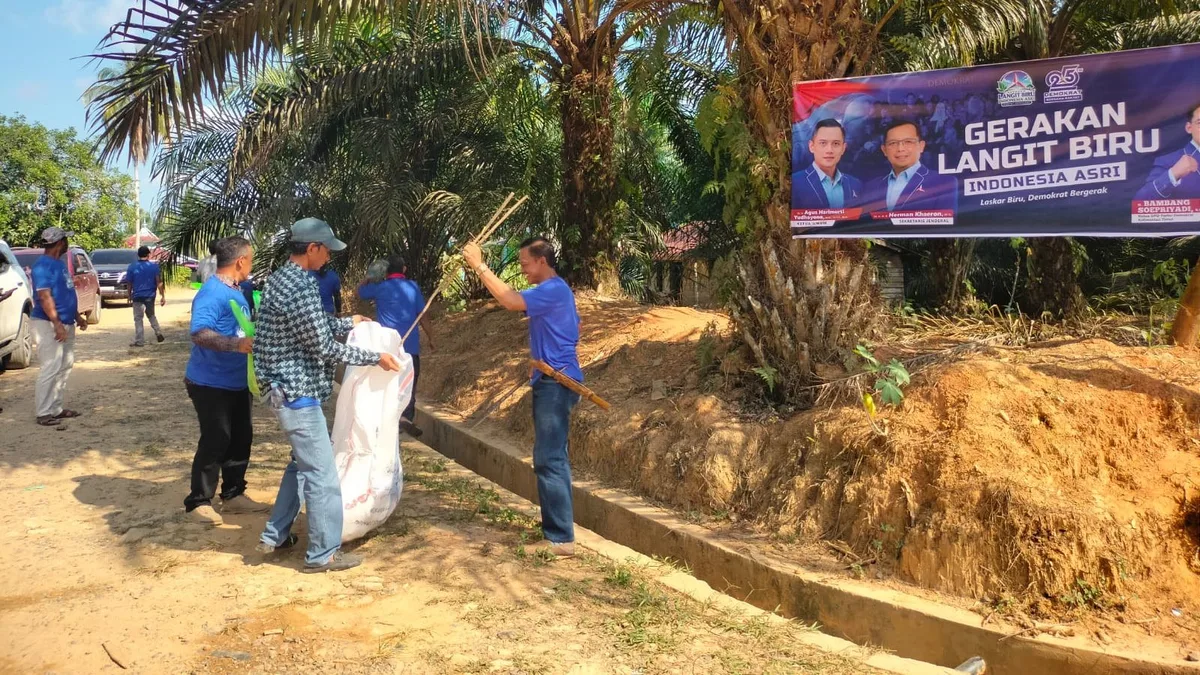 Pelaksanaan kegiatan gotong royong dalam rangka penerapan program Gerakan Langit Biru. (Dwi Cahyo / Korankaltim.com).