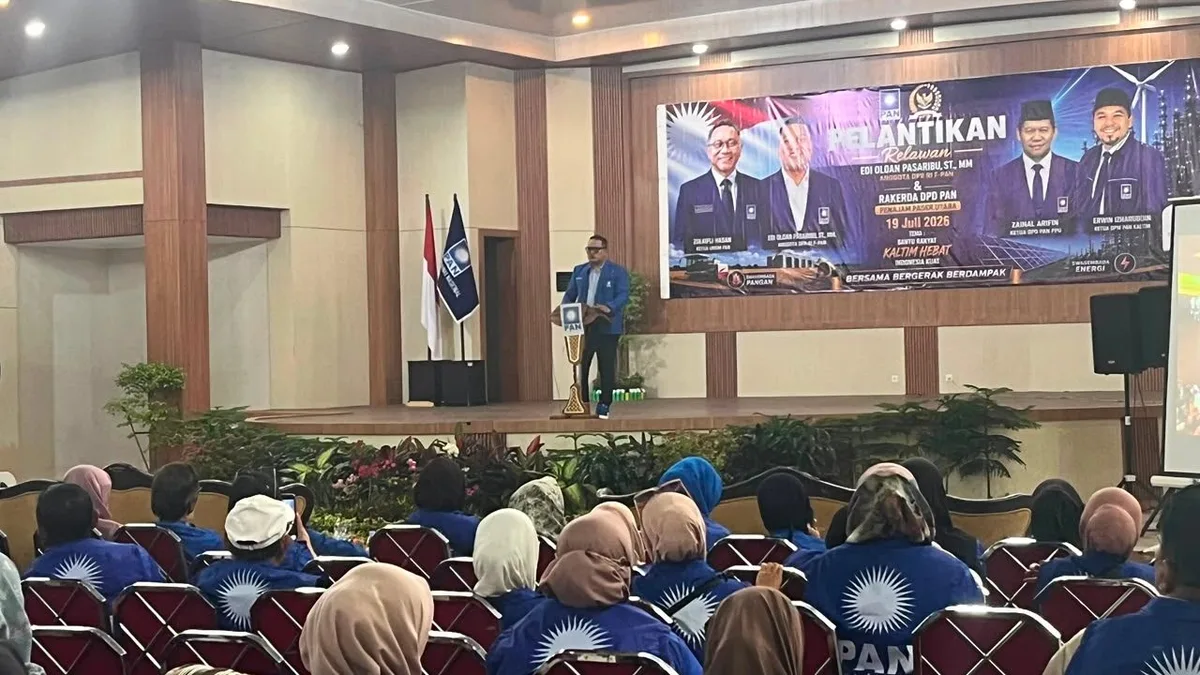 Anggota DPR RI Edi Oloan Pasaribu saat menyampaikan arahan dalam pelantikan relawan di Gedung Graha Pemuda, Penajam, Minggu (19/7/2026). (Foto: Dinda/Korankaltim.com)