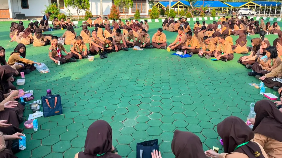 Para siswa ketika berkumpul di lapangan dalam kegiatan makan buah bersama. (Foto: Ayu/Korankaltim.com)