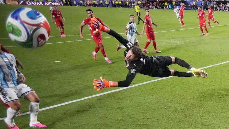 Gol melengkung indah Julian Alvarez saat Argentina mengalahkan Swiss jadi satu diantara 12 nominasi gol terbaik selama Piala Dunia 2026 berlangsung. (Foto: Reuters)