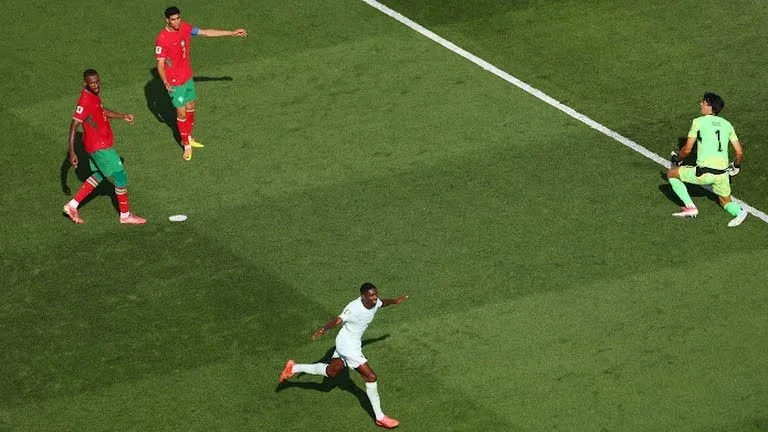 Selebrasi Ousmane Dembele (tengah) usai mencetak gol kedua Prancis ke gawang Maroko. (Foto: Reuters)