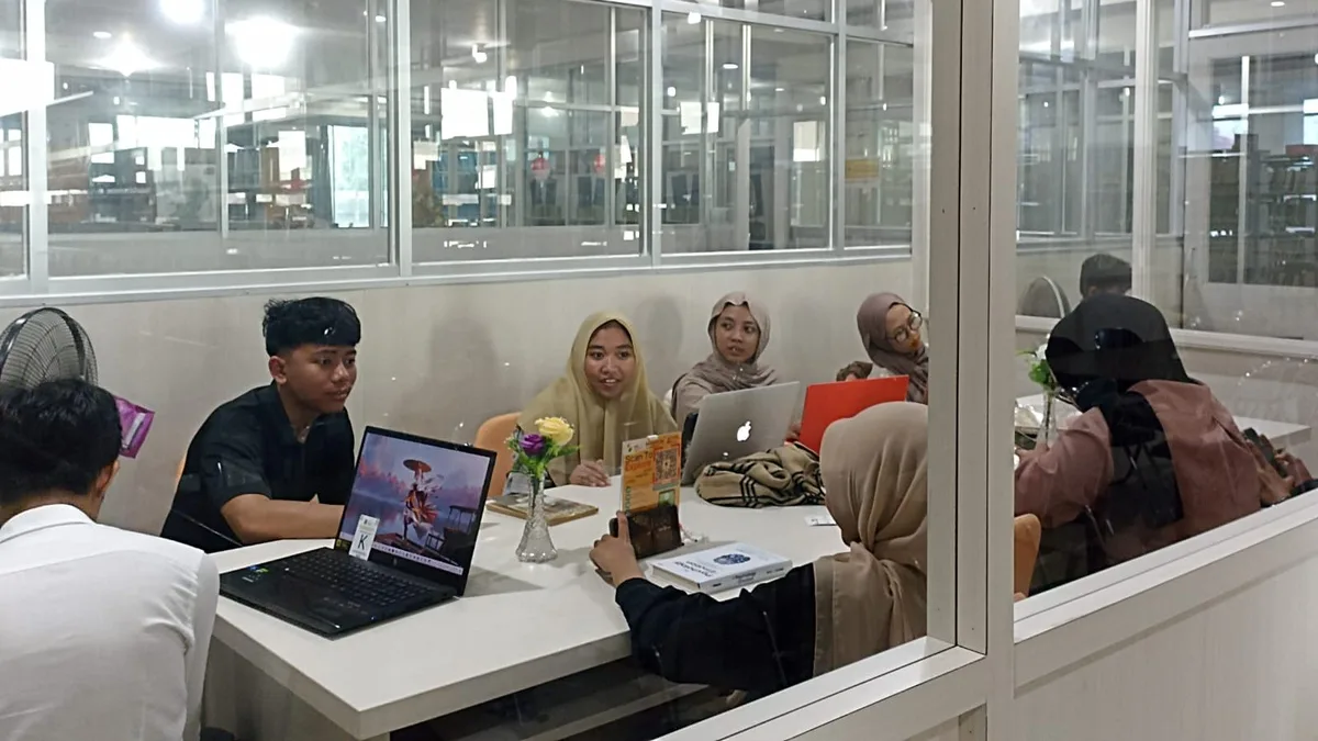 Suasana kegiatan membaca dan diskusi di perpustakaan daerah Kaltim. (Foto: Surya/Korankaltim.com)