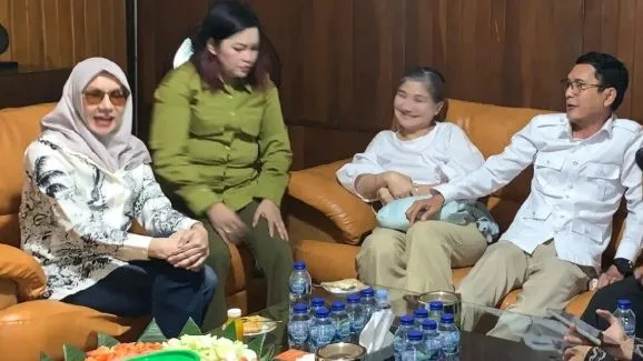 Momen saat Alif Turiadi (kanan) bertemu Rita Widyasari beberapa waktu lalu. (dokbappilugerindrakukar)