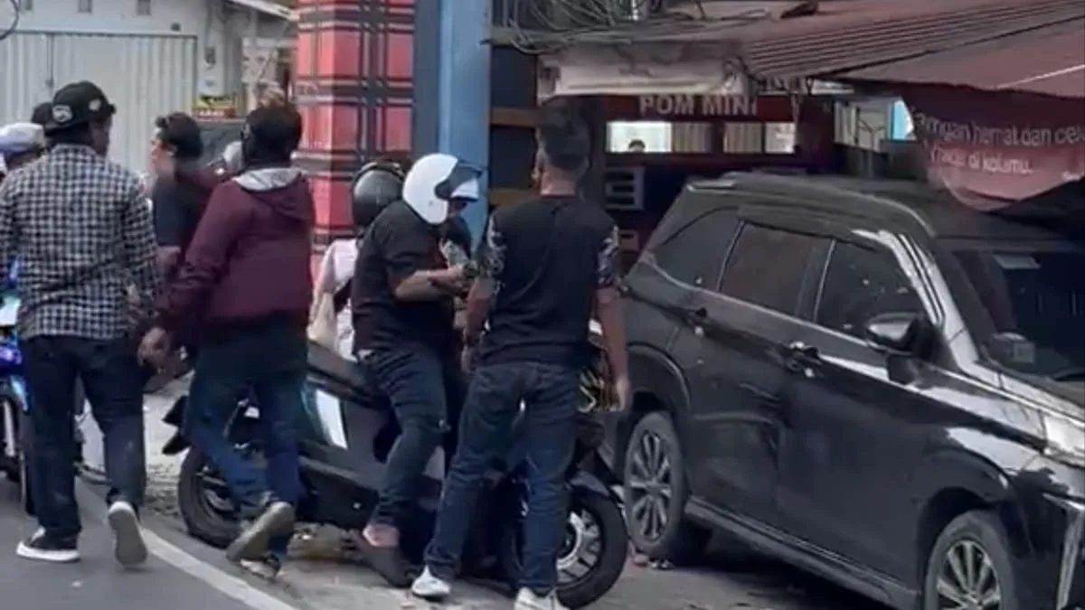 Tangkapan layar rekaman video yang memperlihatkan seorang pengendara setelah pengeroyokan terjadi. (Foto: Dok.ITS/Adnan Abdul/Korankaltim.com)