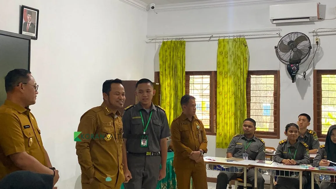 Gubernur Kaltim, Rudy Mas’ud bersama Wakil Gubernur, Seno Aji saat meninjau langsung SMAN 10 Samarinda. (Foto: Surya/Korankaltim.com)