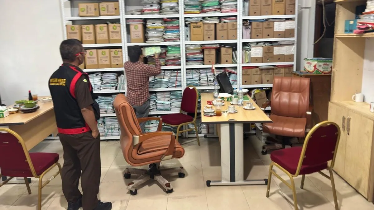 Kejati Kaltim saat melakukan penggeledahan di Kantor Disdikbud Kukar. (Foto: Dok.Kejati Kaltim)