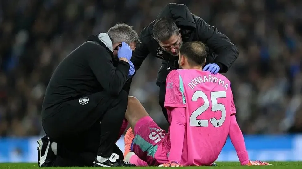 Kiper Manchester City Gianluigi Donnarumma, sempat disoraki suporter Leeds United karena diduga pura-pura cedera pada laga Liga Inggris musim lalu.(bbc)