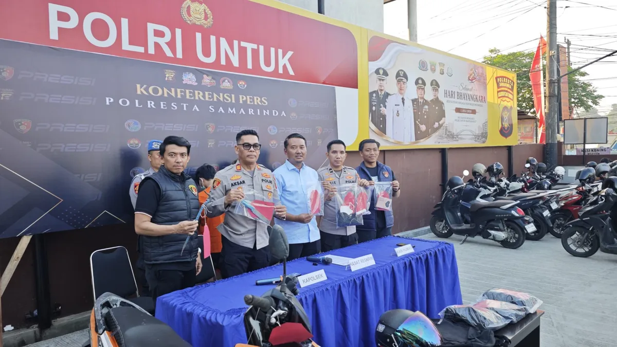 Kasat Reskrim Polresta Samarinda Kompol Rahmat Aribowo (tengah) didampingi Kapolsek Sungai pinang AKP Aksarudin Adam (kiri) bersama Kasi Humas Polresta Samarinda Ipda Arie Sooeharyadi (Kanan) saat memegang barang bukti pencurian. (Adnan Abdul/KoranKalt)