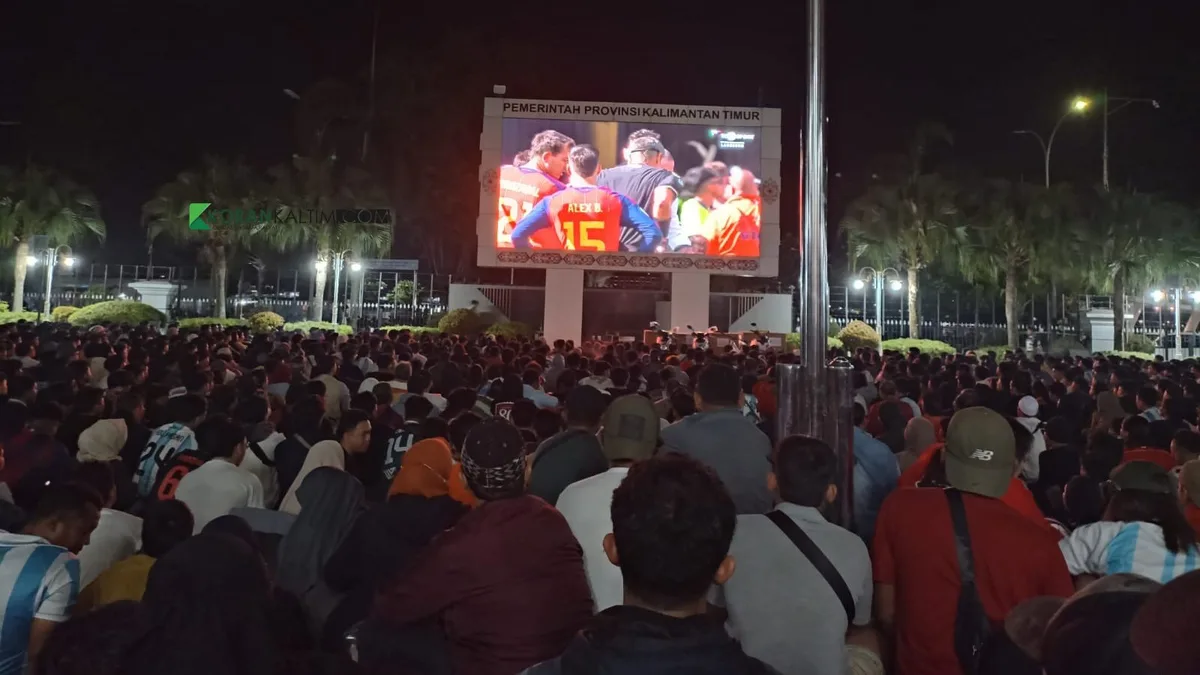 Suasana nonton bareng laga final Piala Dunia 2026 antara Spanyol vs Argentina di Halaman Kantor Gubernur Kaltim. (Foto: Surya/Korankaltim.com)
