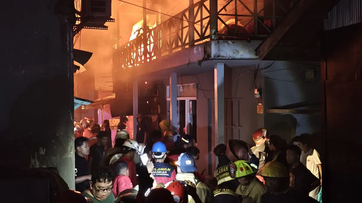 Petugas Disdamkarmat Kota Samarinda bersama relawan saat berjibaku memadamkan kobaran api. (Foto: Adnan Abdul/Korankaltim.com)
