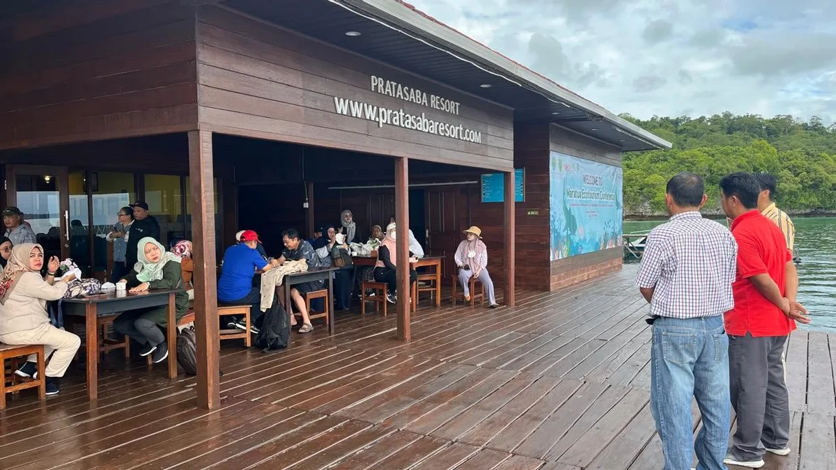 Wisatawan domestik sedang berlibur di Pulau Maratua, Kabupaten Berau, Kaltim (Rafik/Korankaltim.com)