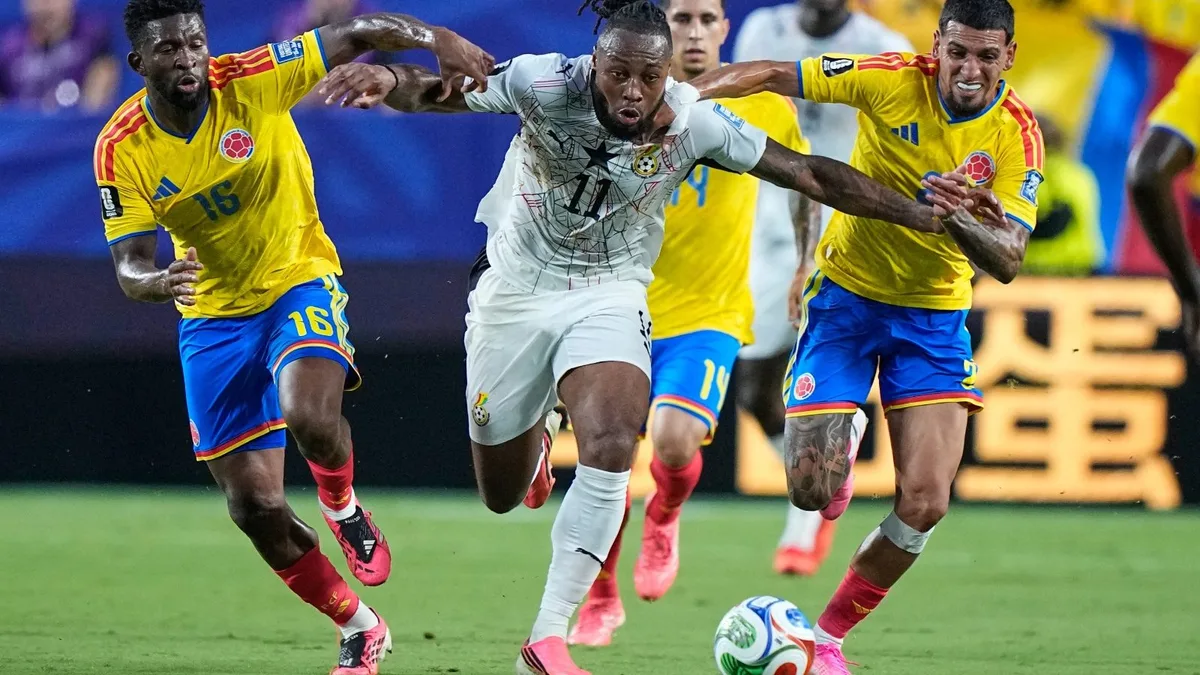 Penyerang Ghana dari klub Manchester City Antoine Semenyo (tengah), diapit dua pemain Kolombia Jefferson Lerna (kiri) dan Daniel Munoz pada pertandingan di Kansas City. (Foto: apphoto/charlieriedel)
