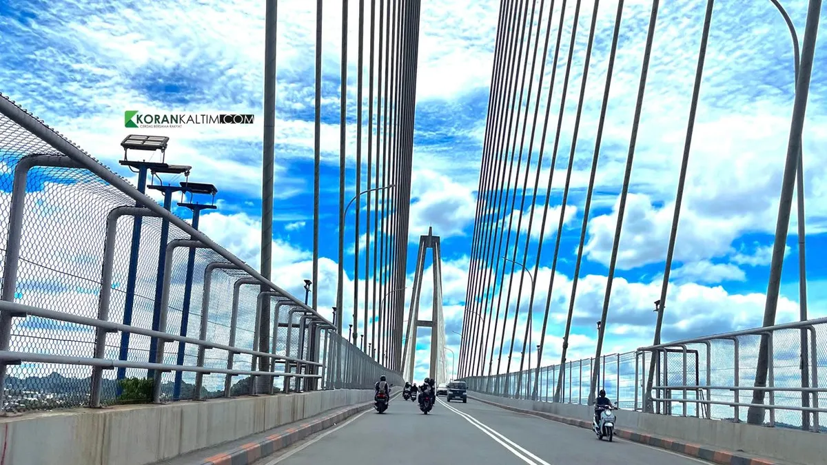 Jembatan Achmad Amins ketika siang hari. (Foto: Dok.KoranKaltim.com)
