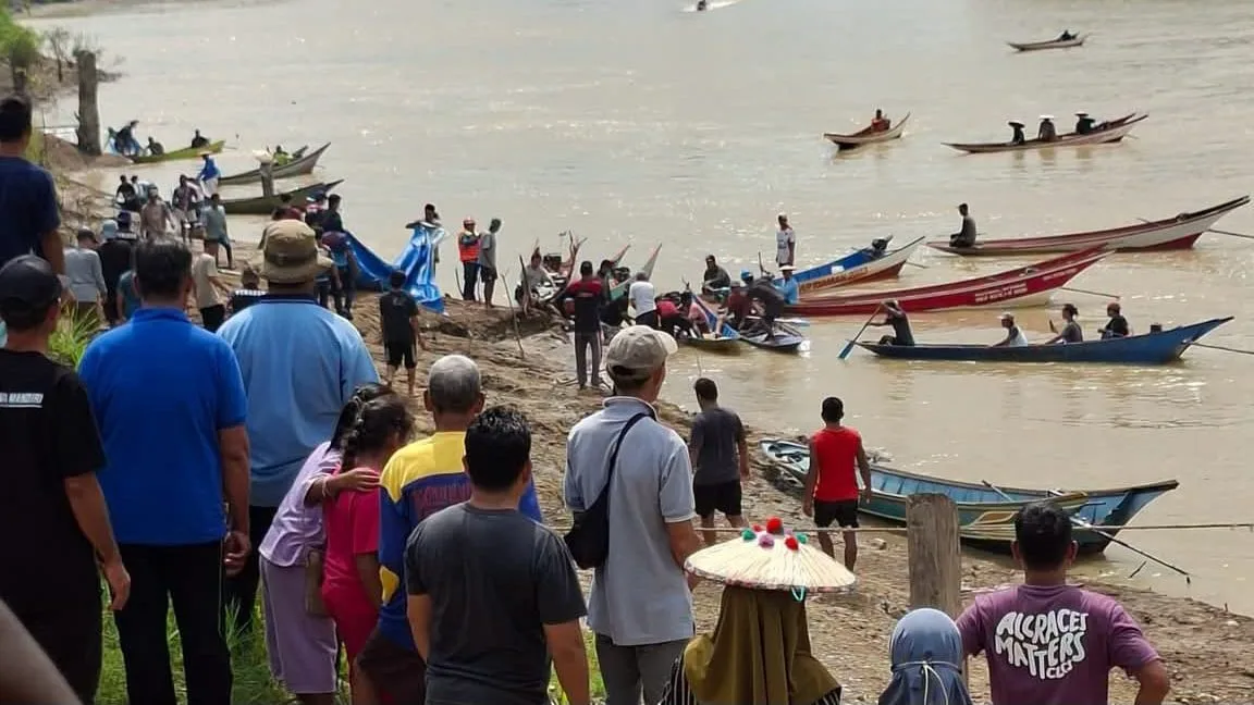 Proses evakuasi jasad nelayan tenggelam di perairan Sungai Belayan, Kecamatan Kenohan. (Dok. Disdamkar Matan Kukar)