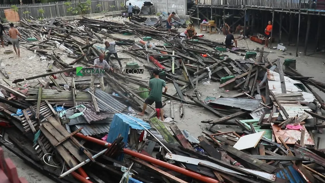 Ombak Hantam Pesisir Klandasan Balikpapan, Tiga Rumah Hancur, Dua Bayi Tercebur Selamat