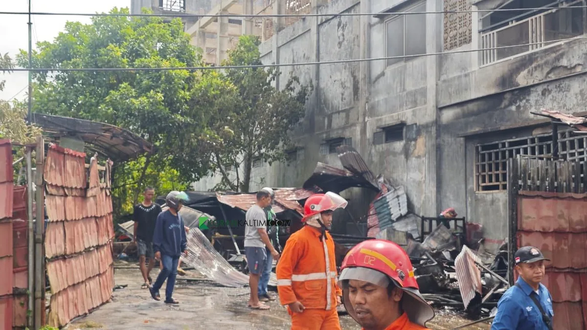Petugas Disdamkarmat kota Samarinda saat berhasil memadamkan api kebakaran. (Foto: Adnan Abdul/Korankaltim.com)