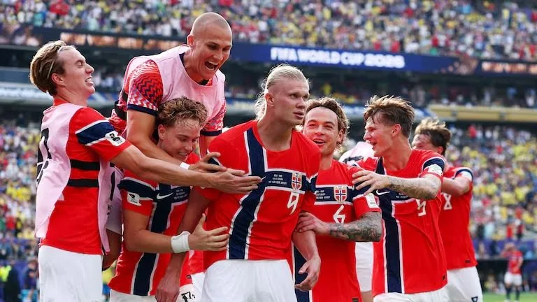 Erling Haaland (depan) dikerumuni rekan satu timnya setelah mencetak gol ke gawang Brasil sekaligus memastikan Norwegia lolos ke 8 Besar Piala Dunia 2026. (Foto: Reuters)