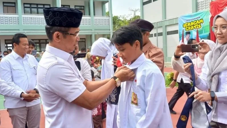 Pembagian secara simbolis seragam sekolah yang dilakukan Wali Kota Balikpapan Rahmad Mas'ud beberapa waktu lalu. (Foto: Dok.Seputarfakta.com)