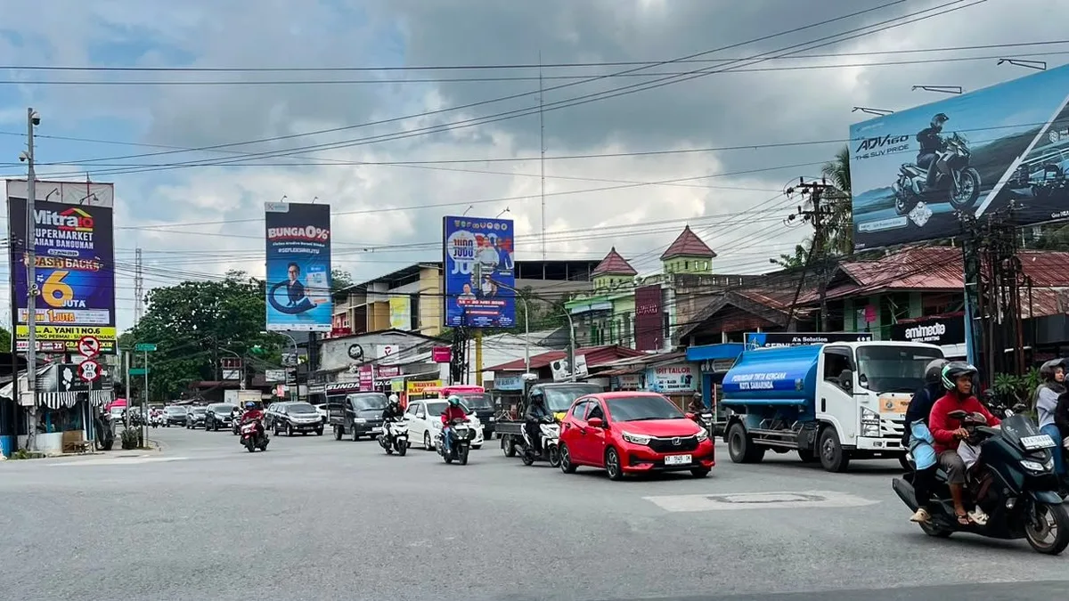 Kondisi arus lalu lintas di salah satu ruas jalan utama Kota Samarinda yang butuh penyediaan transportasi publik sebagai solusi untuk mengurangi kemacetan. (Foto: Ayu/Korankaltim.com)
