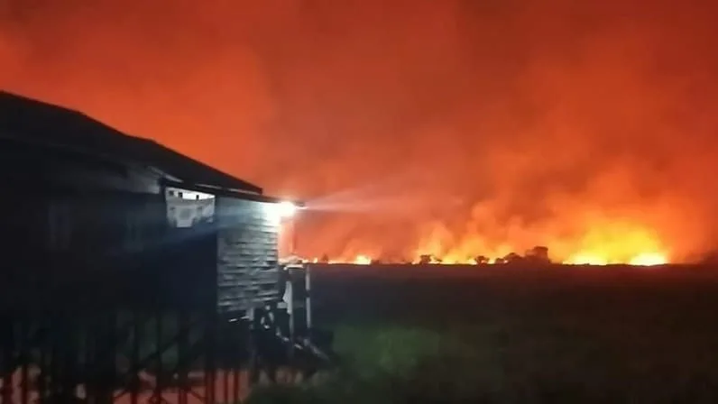 Kebakaran lahan di Desa Muara siran, Kecamatan Muara Kaman pada Juli 2025 lalu. (Foto: Dok.Tangkapan Layar/Facebook)