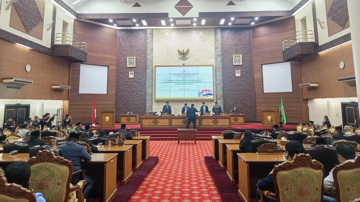 Suasana paripurna terkait persetujuan Raperda Pertanggungjawaban APBD 2025 di Gedung DPRD Kubar (Adi/Korankaltim.com)