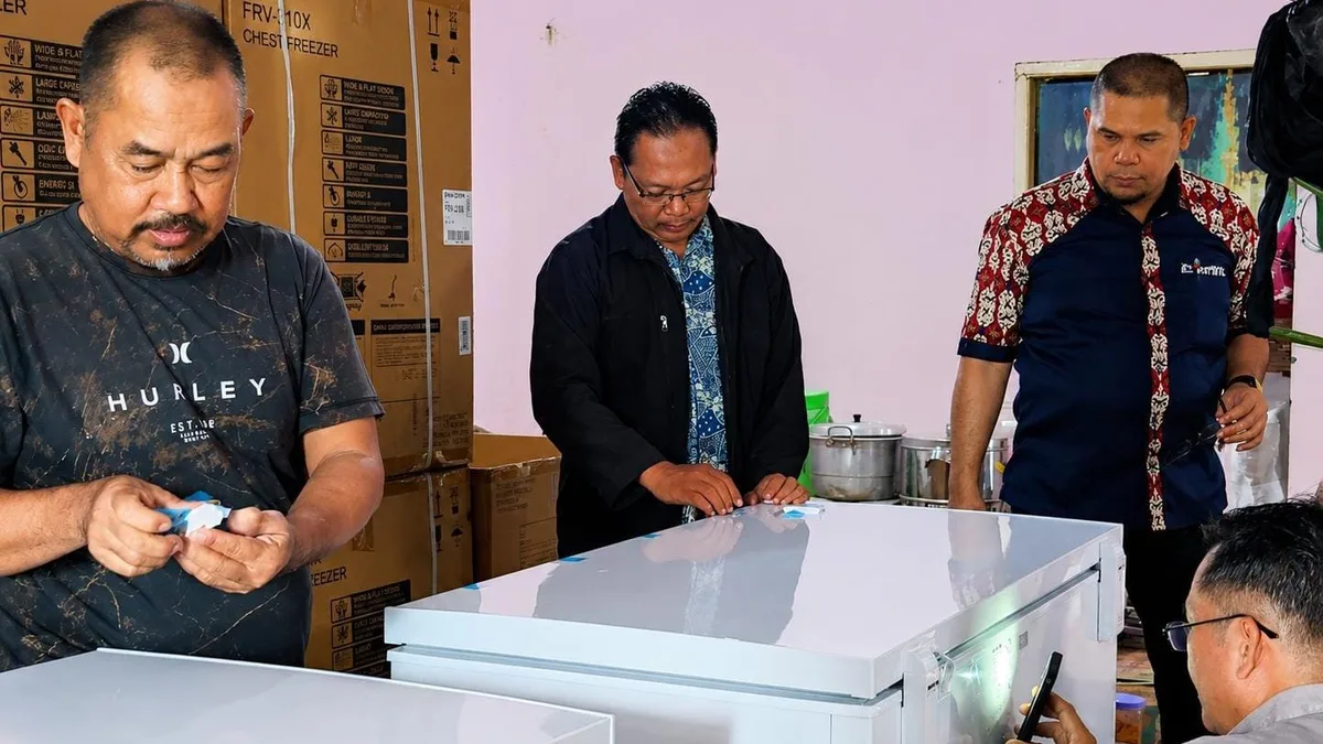 Proses Pemeriksaan spesifikasi chest freezer yang diterima POKLAHSAR oleh Tim Pendukung Teknis Dinas Perikanan. (Foto: Dok.Diskan Kubar)