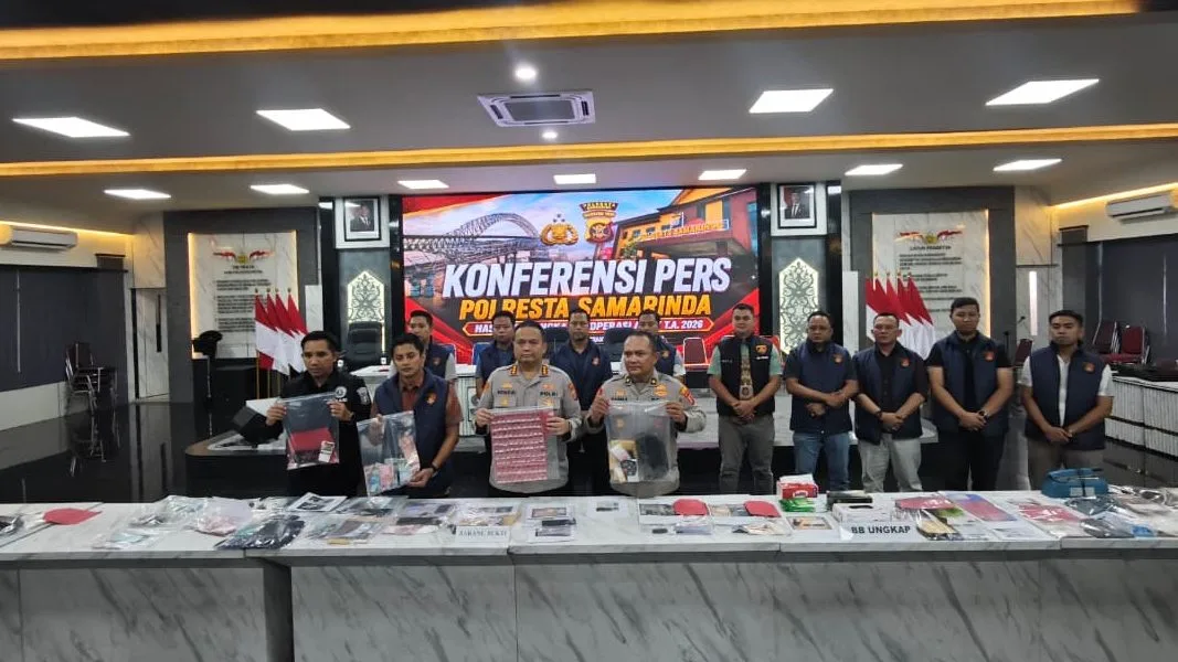 Kapolresta Samarinda Kombes Pol Hendri Umar (tengah) di dampingi sejumlah jajaran Polresta Samarinda saat menunjukkan barang bukti Narkotika hasil Operasi Antik Mahakam 2026. (Foto: Adnan Abdul/Korankaltim.com)