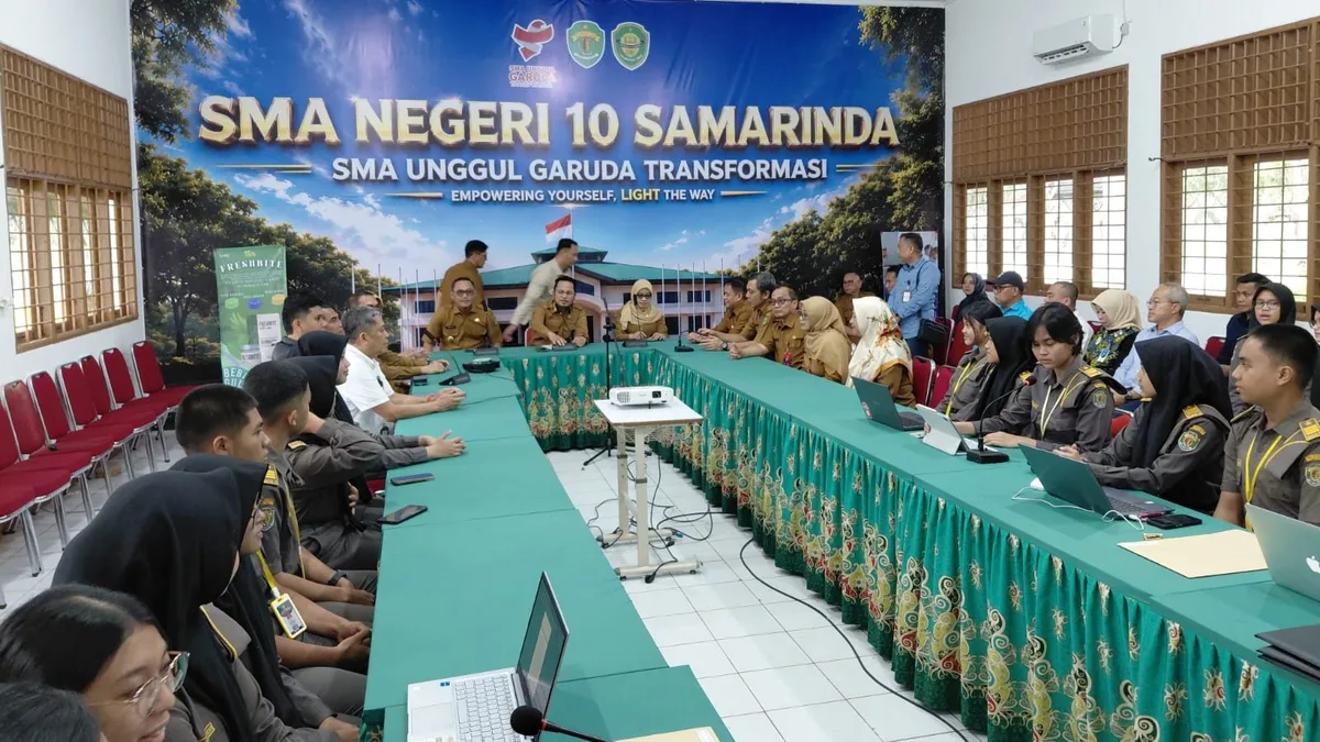 Gubernur Kaltim, Rudy Mas'ud saat memberikan arahan di hadapan para siswa SMAN 10 Samarinda. (Foto: Surya/Korankaltim.com)