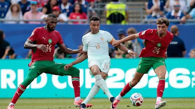 Kylian Mbappe (tengah), dikawal dua pemain Maroko pada pertandingan yang dimenangkan Prancis di perempat final pagi tadi. (Foto: Reuters)