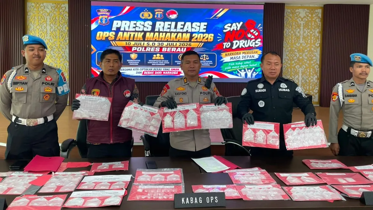 Polres Berau menggelar konferensi pers hasil Operasi Antik Mahakam 2026 dengan memperlihatkan barang bukti sabu yang berhasil disita selama operasi di wilayah hukum Polres Berau, Jumat (31/7/2026). (Foto: Indri/Korankaltim.com)