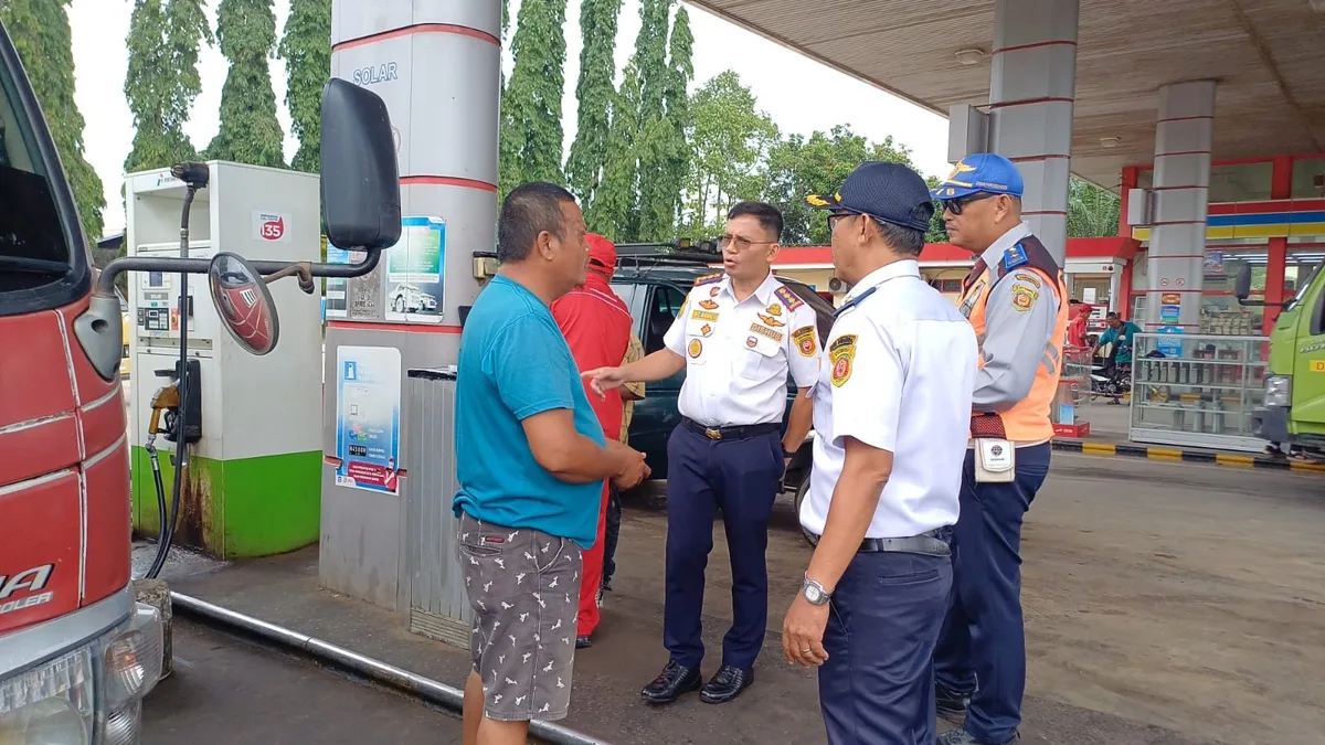 Kepala Dinas perhubungan Kota Samarinda Hotmarulitua Manalu bersama anggota saat melakukan pengecekan Kir di Salah satu SPBU di kota Samarinda saat Truk Melakukan pembelian (Dok.Dishub Kota Samarinda)