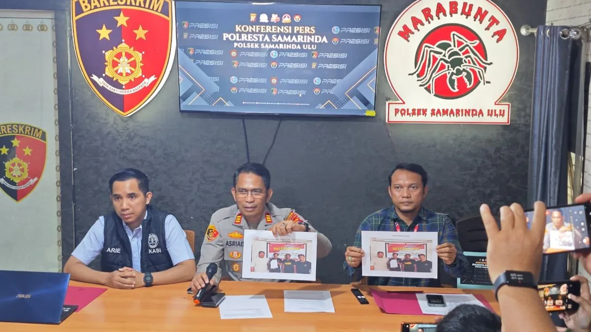 Kapolsek Samarinda Ulu AKP Asriadi (Tengah) didampingi Kanit Reskrim Ipda Erry (kanan) bersama Kasi Humas Polresta Samarinda Ipda Arie Sooeharyadi (Kiri) Saat menunjukkan foto saat korban dan pelaku berdamai. (Foto: Dok.Polsek Samarinda Ulu)