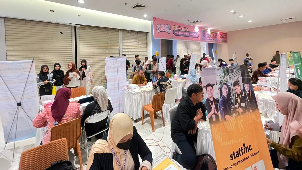 Selain mengandalkan job fair, para lulusan baru kini memiliki alternatif jalur pengalaman kerja melalui program MagangHub. (Foto: Ayu/Korankaltim.com)