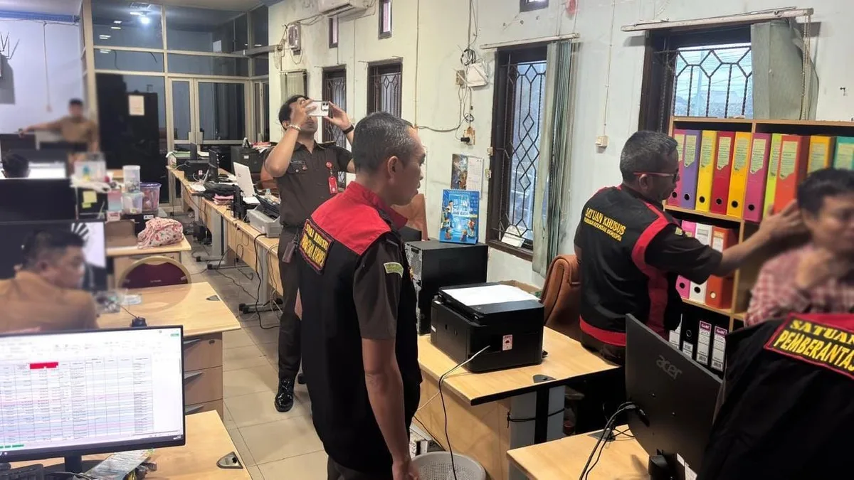 Bupati Kukar Aulia Rahman Basri/ Penggeledaha yang dilakukan Kejati Kaltim. (Foto: Dok.Korankaltim.com)