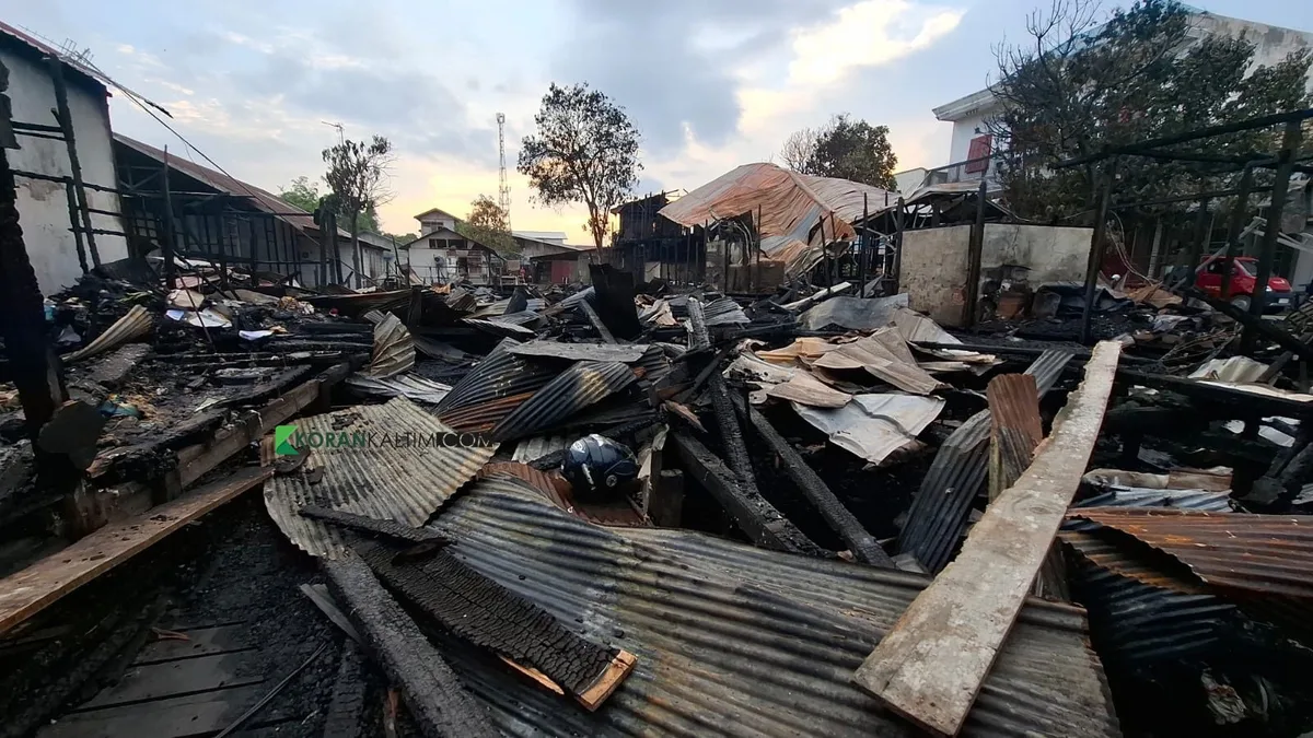 Keadaan bangunan rumah warga yang hangus usai kejadian kebakaran pada Jumat (17/7/2026), sekitar pukul 02.15 WITA. (Foto: Muhammad Anshori/KoranKaltim.com)