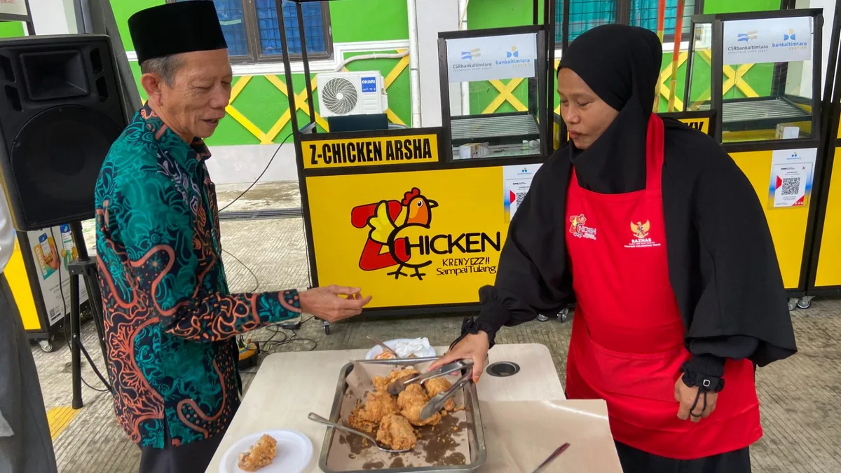 Ketua Baznas Kaltim, Ahmad Nabhan saat mengecek hasil ayam krispi yang dibuat salah satu penerima bantuan Z-Chicken (Surya/Korankaltim.com)